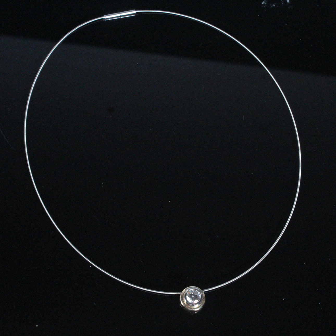 Collier mit Brillantanhänger.