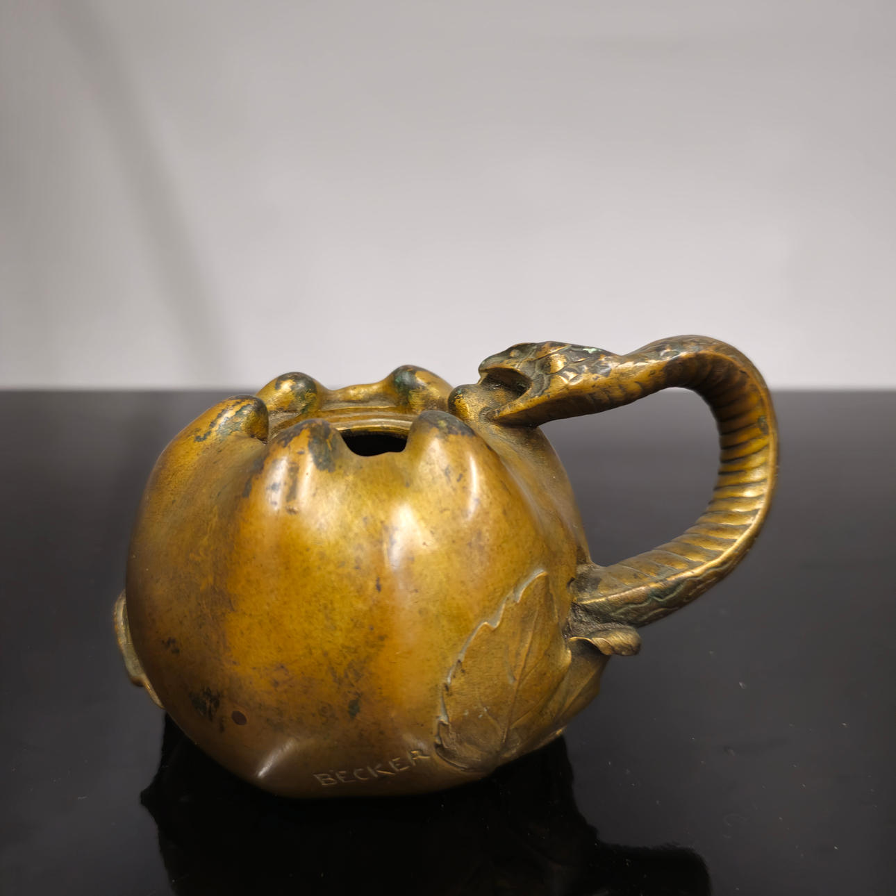 HENRI EDMOND BECKER. CENTRO EN FORMA DE FRUTA CON SERPIENTE.