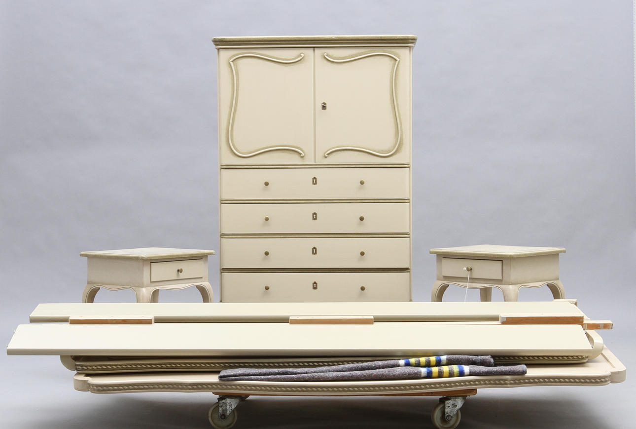 SÄNGMÖBEL.Byrå, gavlar och sidor samt 1 par sängbord,1900-tal.