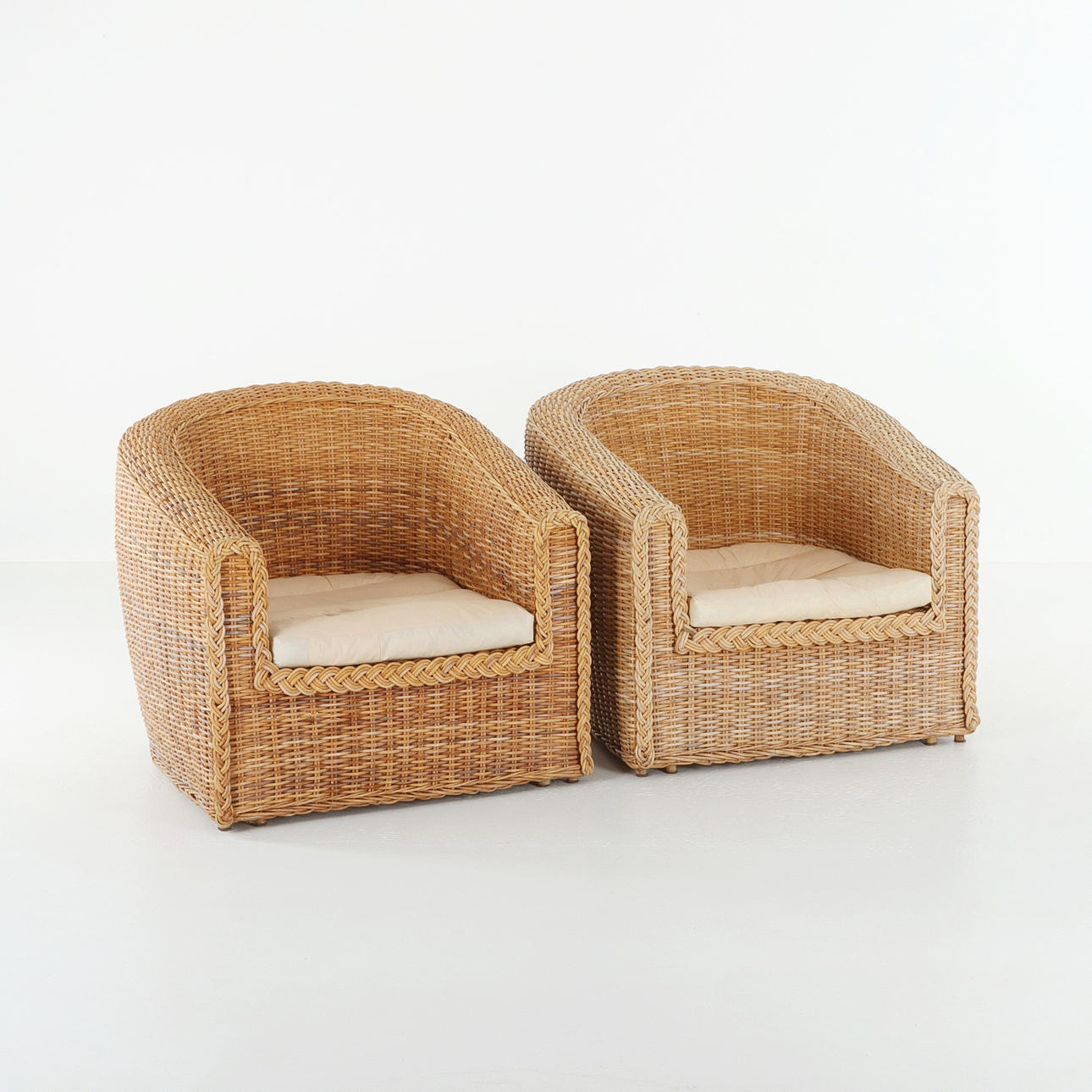 ROTTINGFÅTÖLJER, ett par, modern tillverkning.