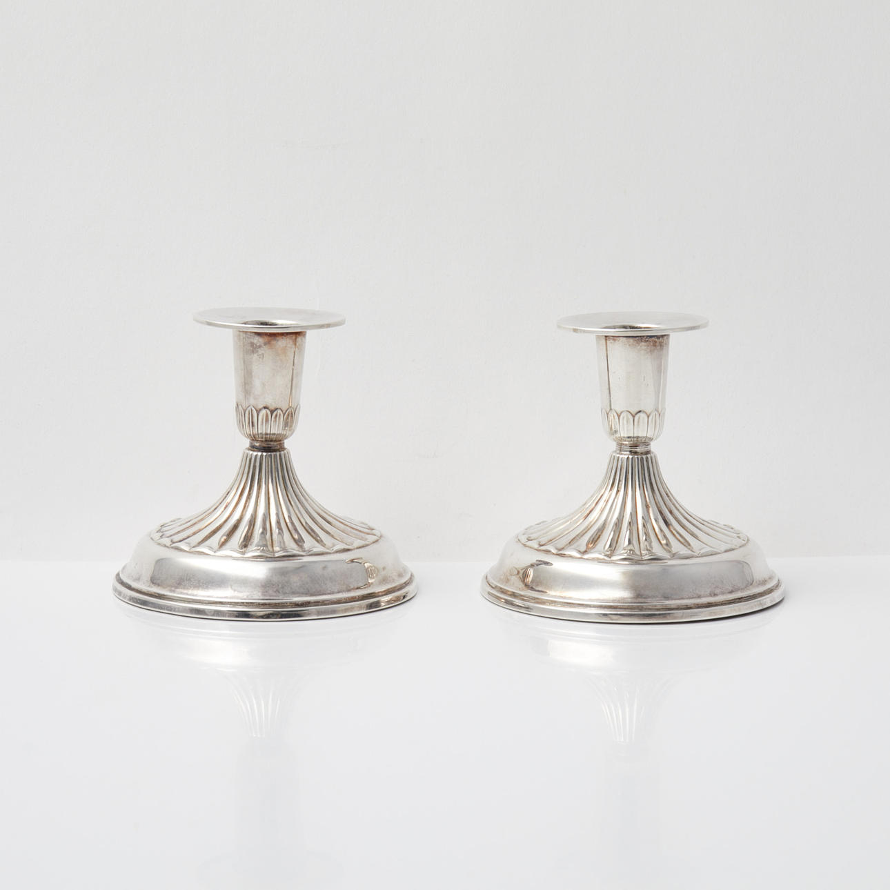 LYSESTAGER. 1 par, sølv, lav model, udstoppede fødder, K&EG, 1972.