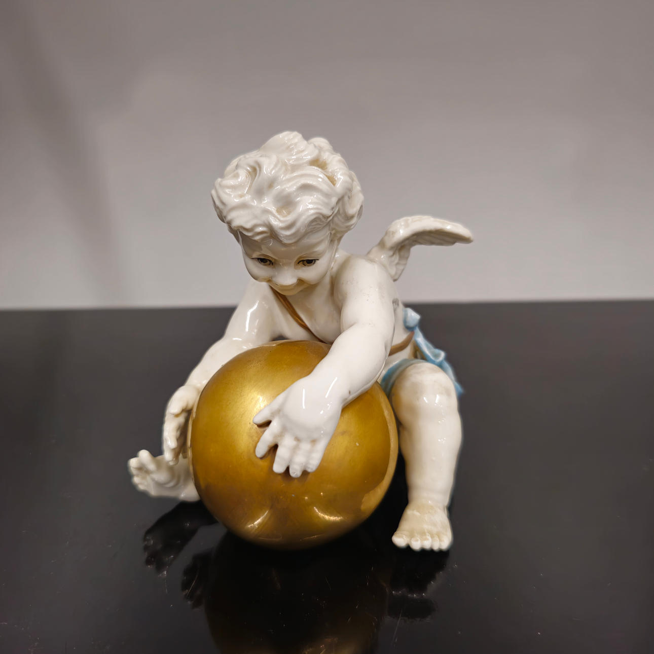 ANGELITO JUGANDO EN PORCELANA DE ALGORA.