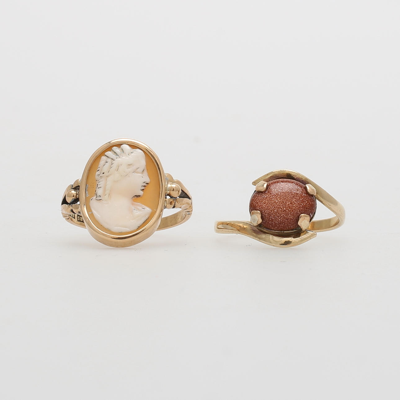 RINGAR, 2 st, guld 10 K och 18 K, totalvikt 5,58 gram.