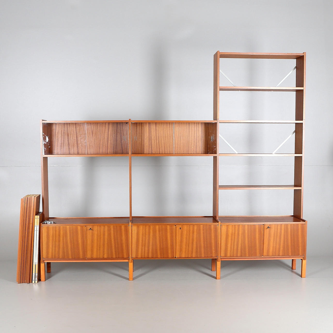 BOKHYLLA, 3 sektioner, fanérat trä, 1900-talets tredje fjärdedel.