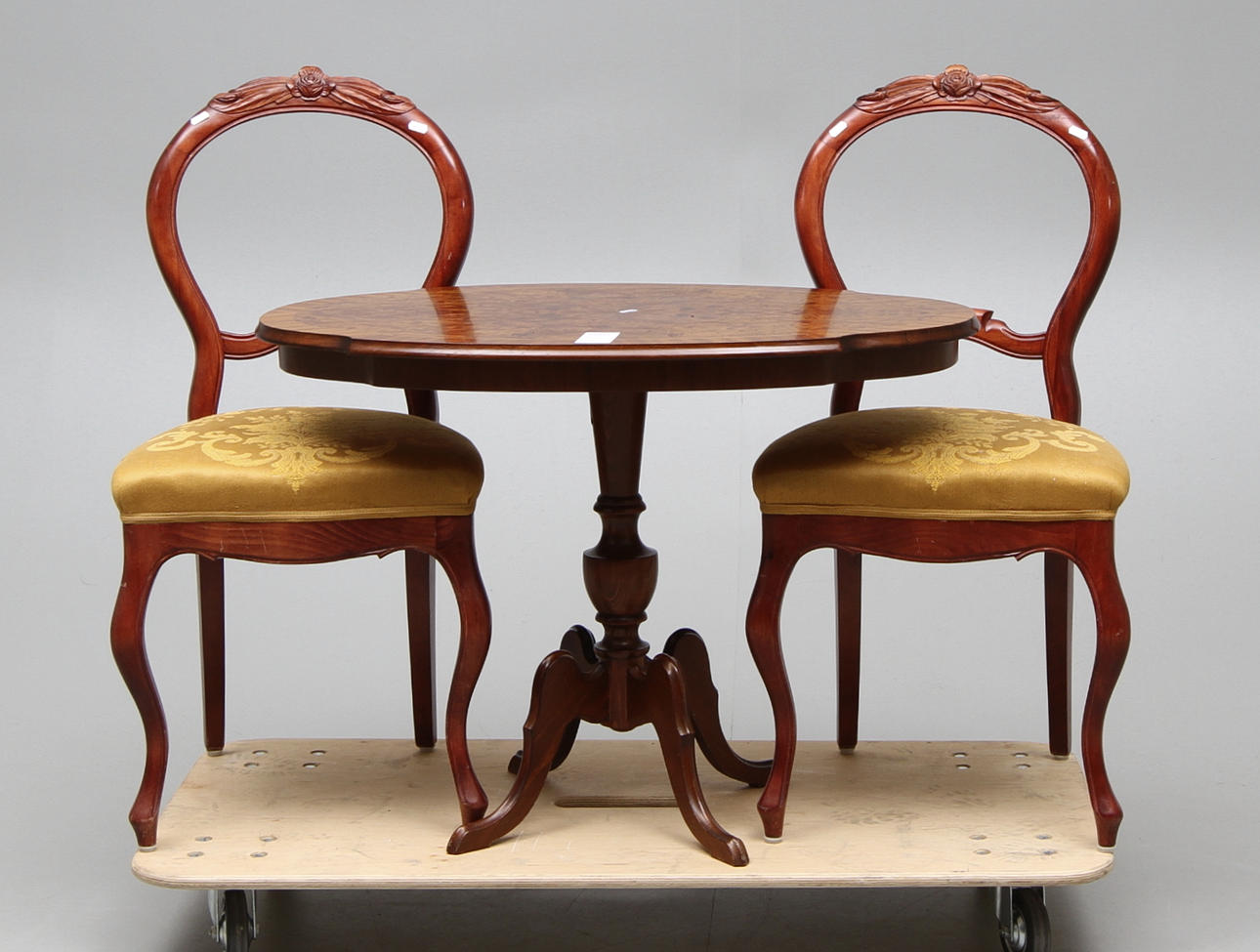 STOLAR, ett par Nyrokokostil, samt pelarbord, 1900-talets slut.