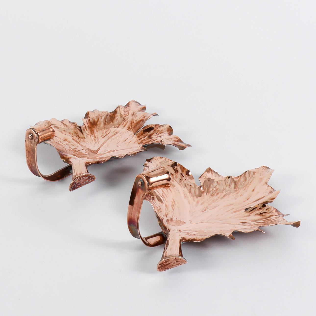 Par de candelabros tipo vela, color cobre.