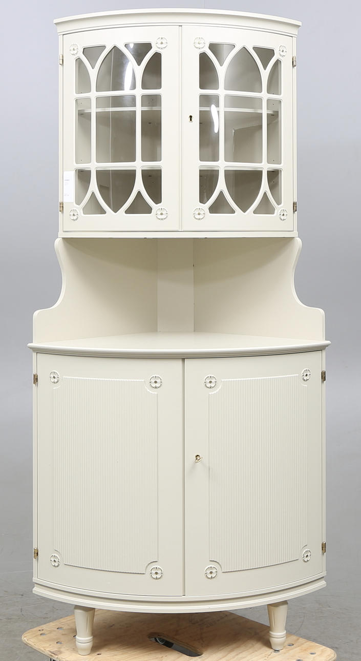 HÖRNSKÅP, gustaviansk stil, 1900-tal.