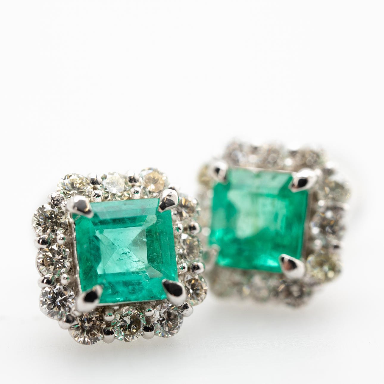 Smaragd- och diamantörhängen.