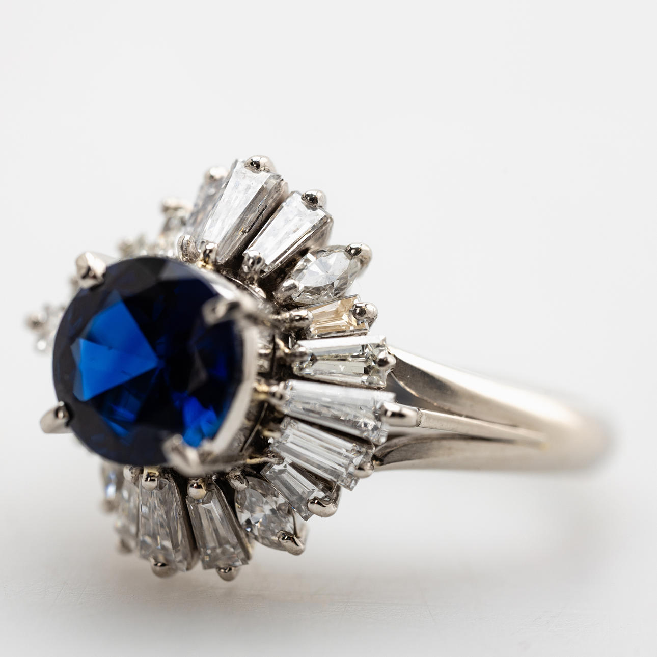 Safirring med diamanter.