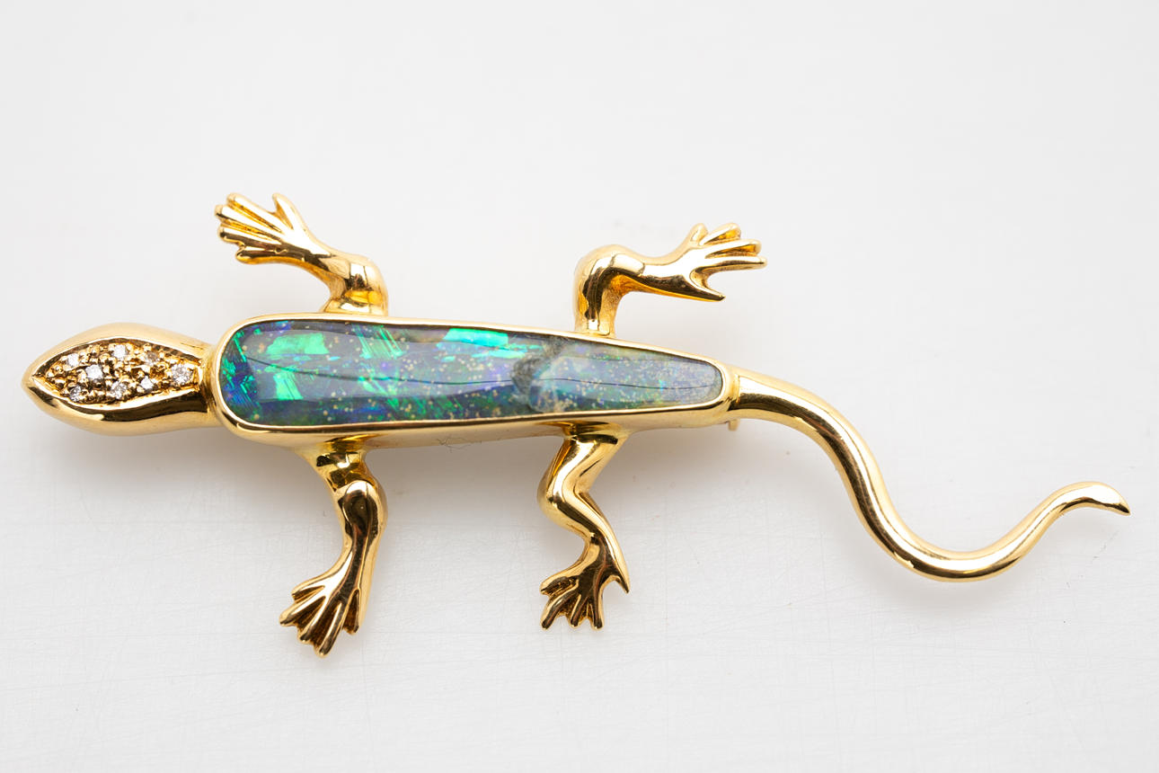 Broche con forma de lagartija.