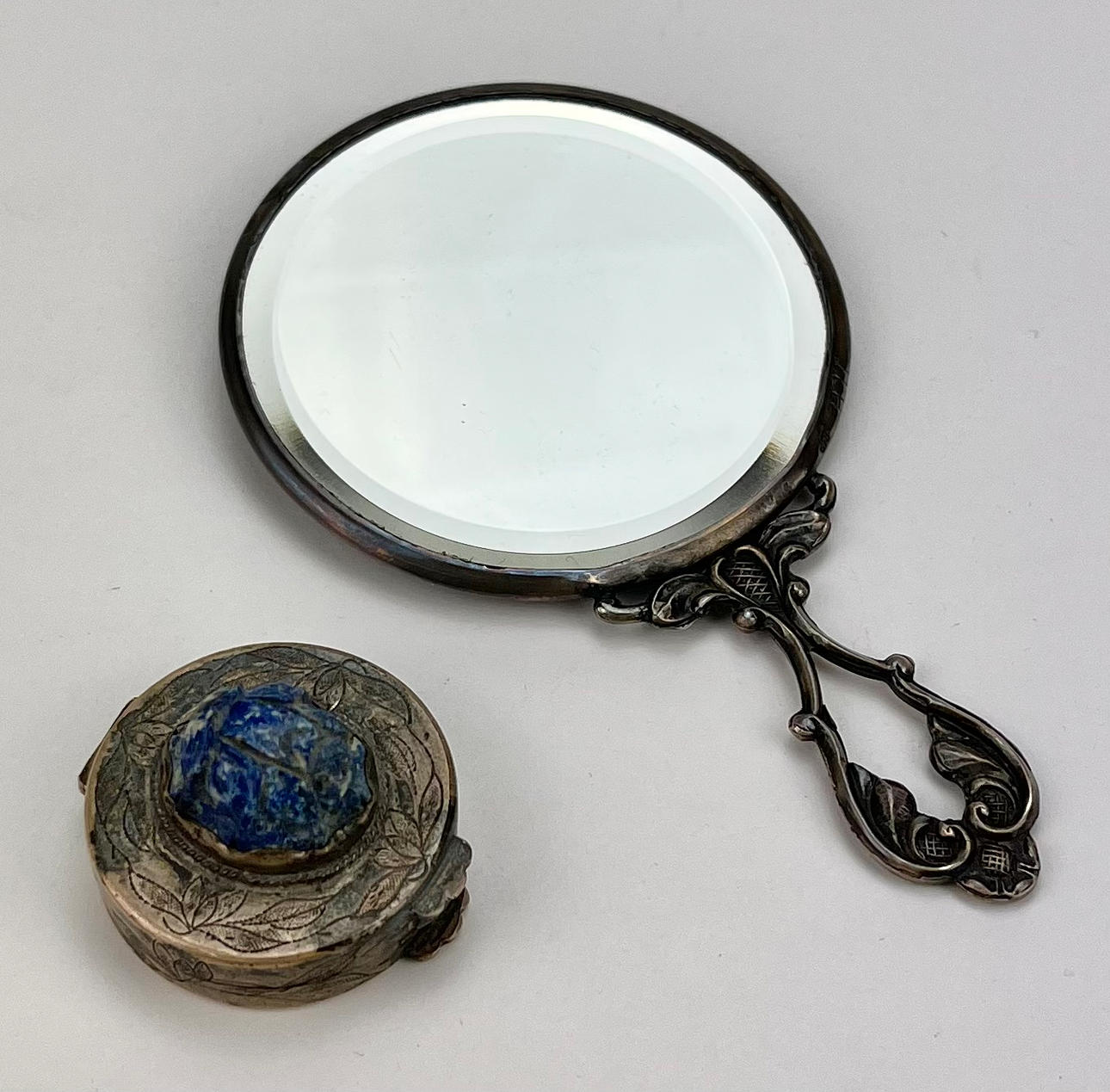 HANDSPEGEL OCH PILLERDOSA, nysilver, 1900-tal.