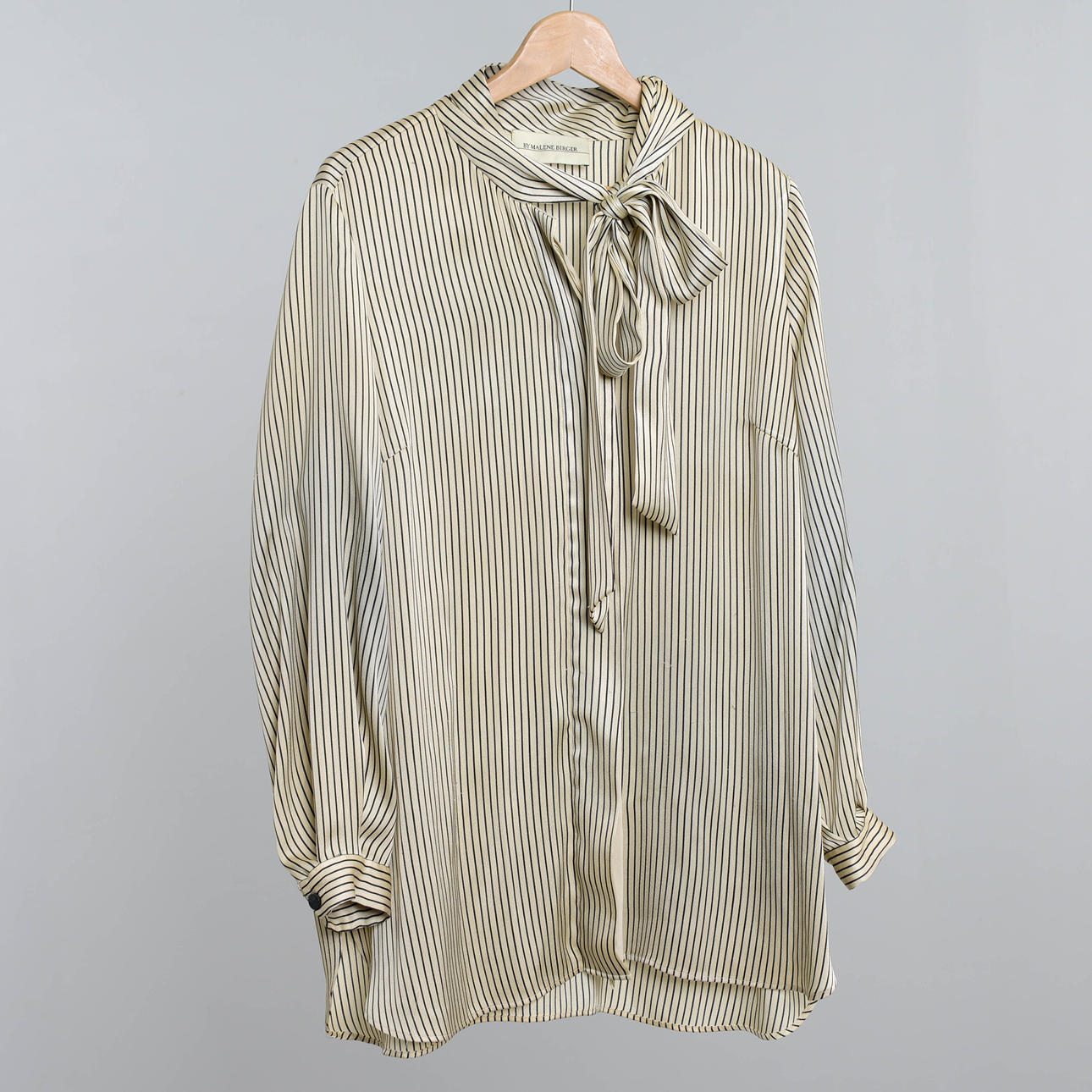 MALENE BIRGER, blusa con lazo, talla 42.