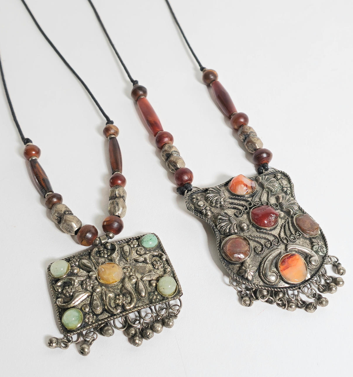 2 COLLARES ÉTNICOS.