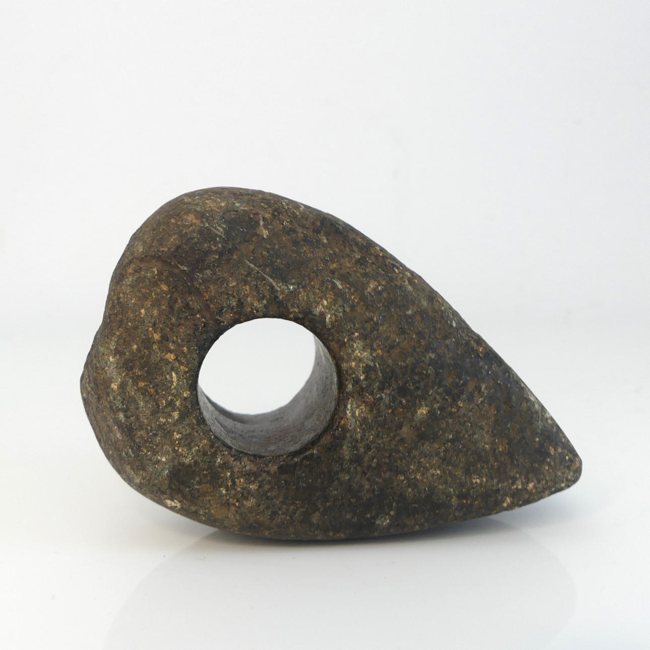 STENØKSE, (hul økse) Stenalder.