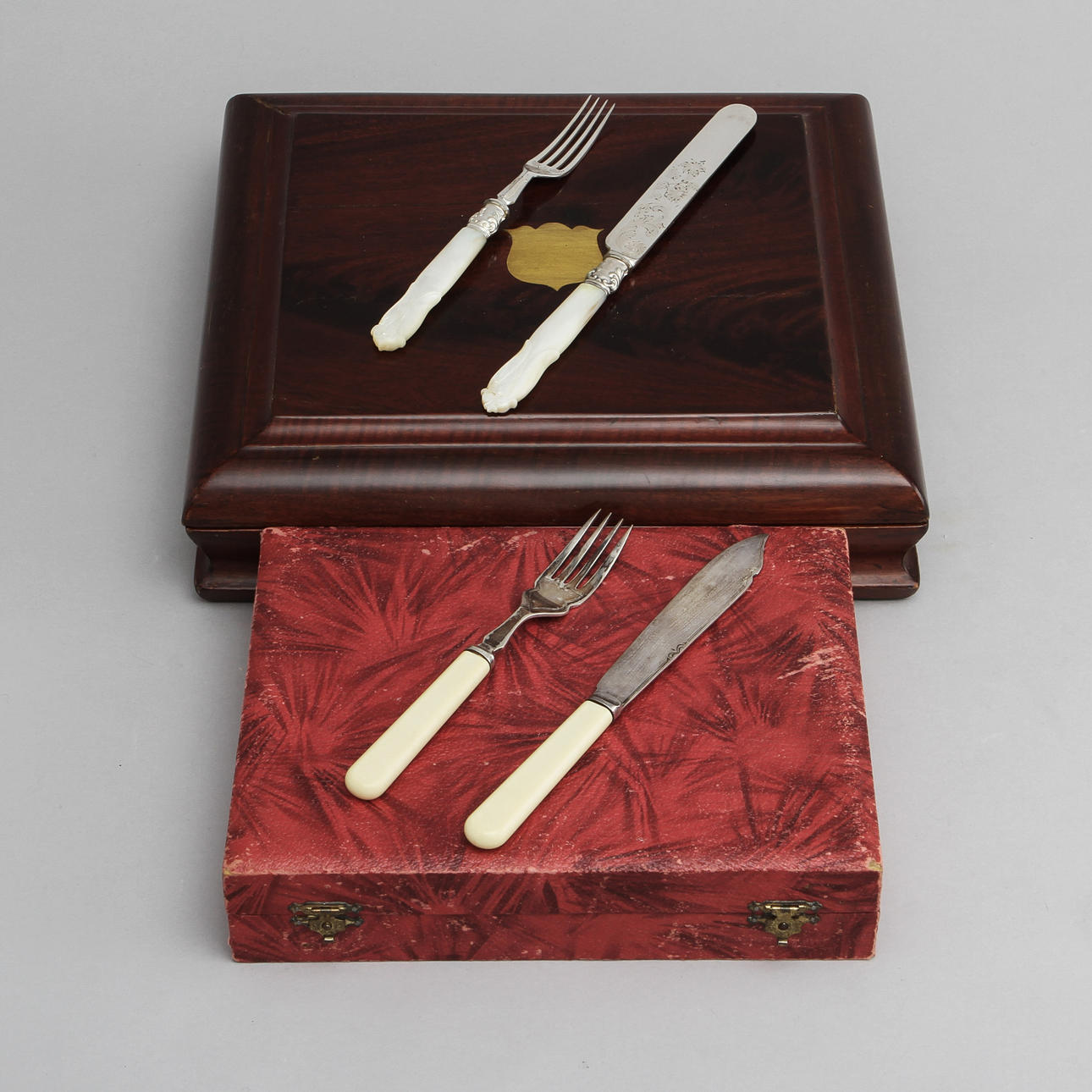 BESTICKUPPSÄTTNINGAR, 2 st i schatull, nysilver, England.