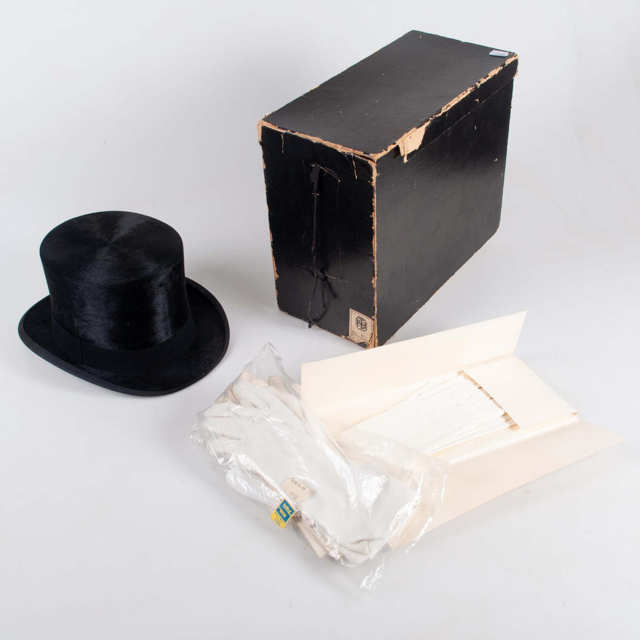 HØJ HAT OG HANDSKER.