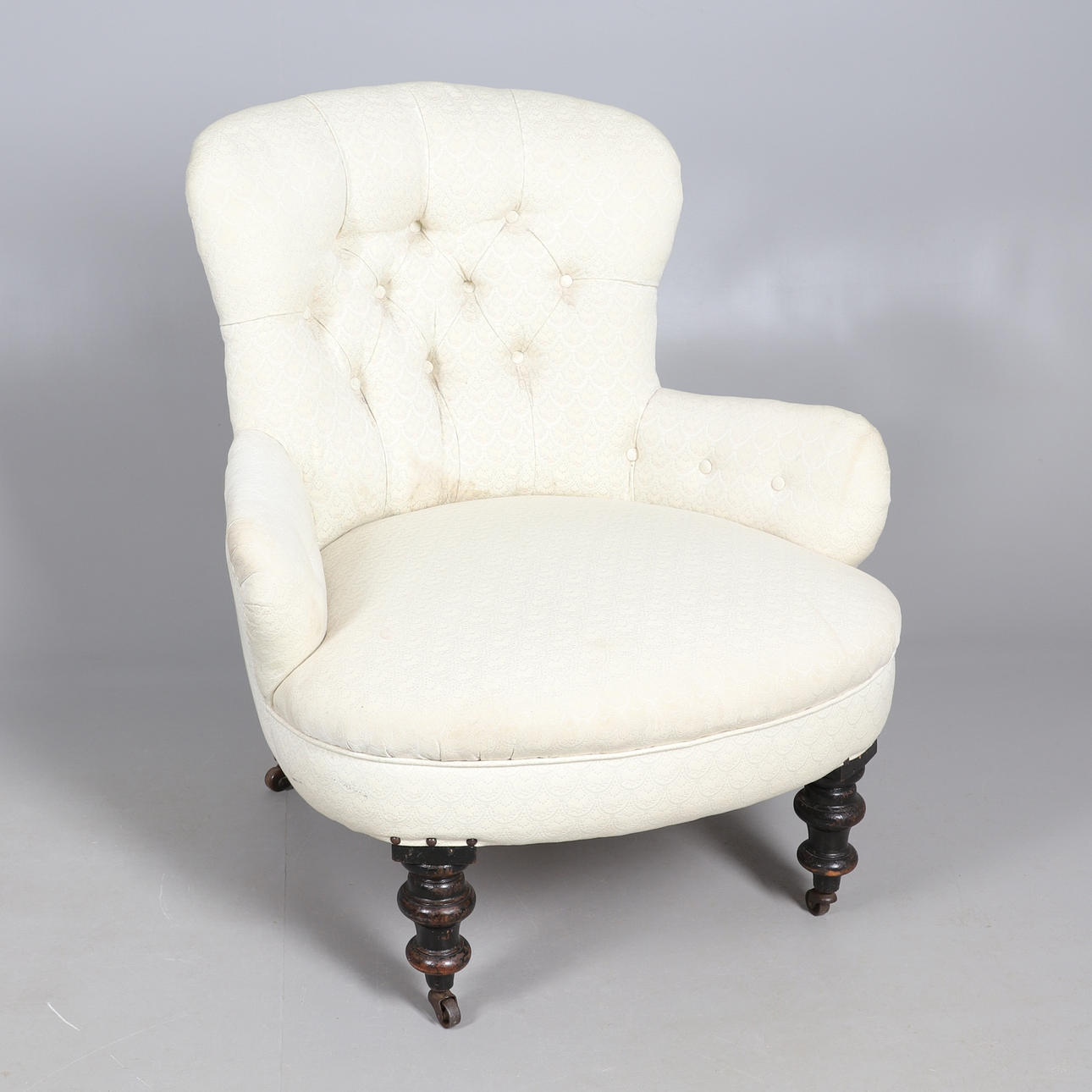 EIN VIKTORIANISCHER STUHL MIT KNOPFLEHNE.