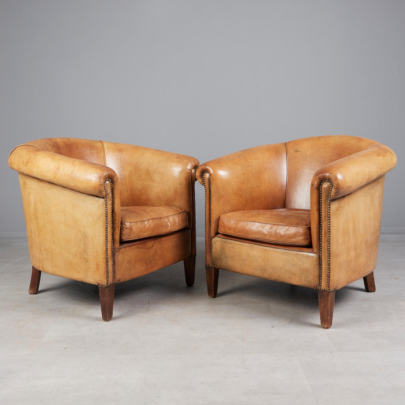 Två fåtöljer/klubbstol, läder, Nederländerna (2).