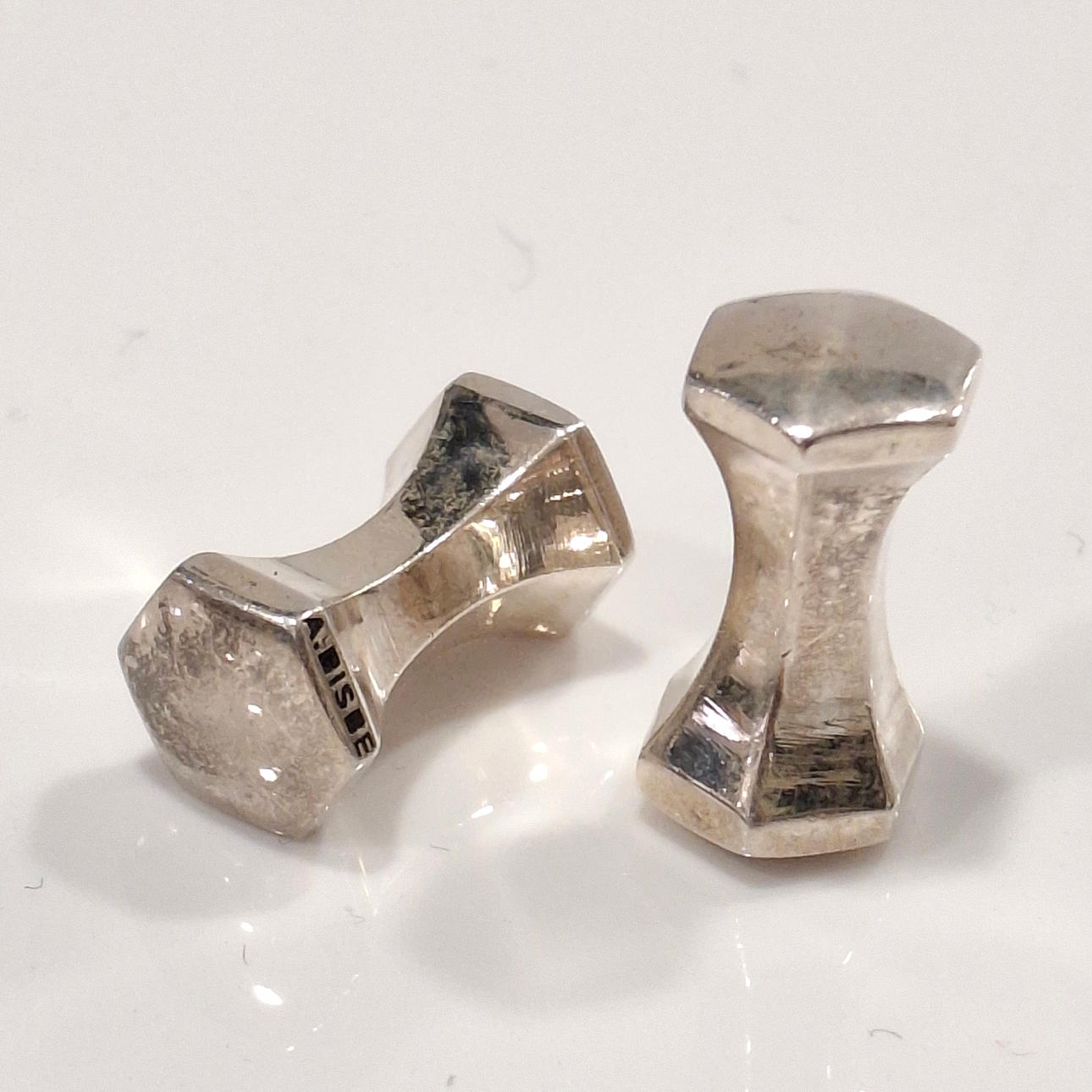 AURELI BISBE. Punched silver cufflinks.