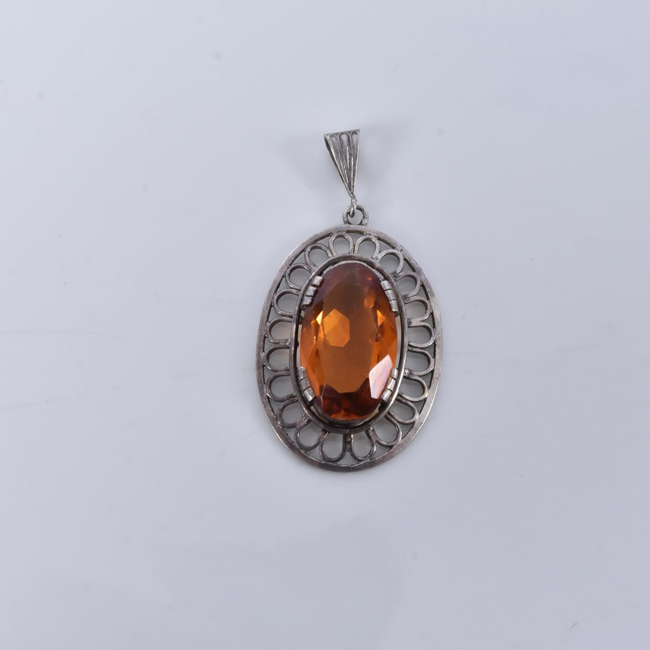 VEDHÆNG, med gyldenbrun sten, sølv.