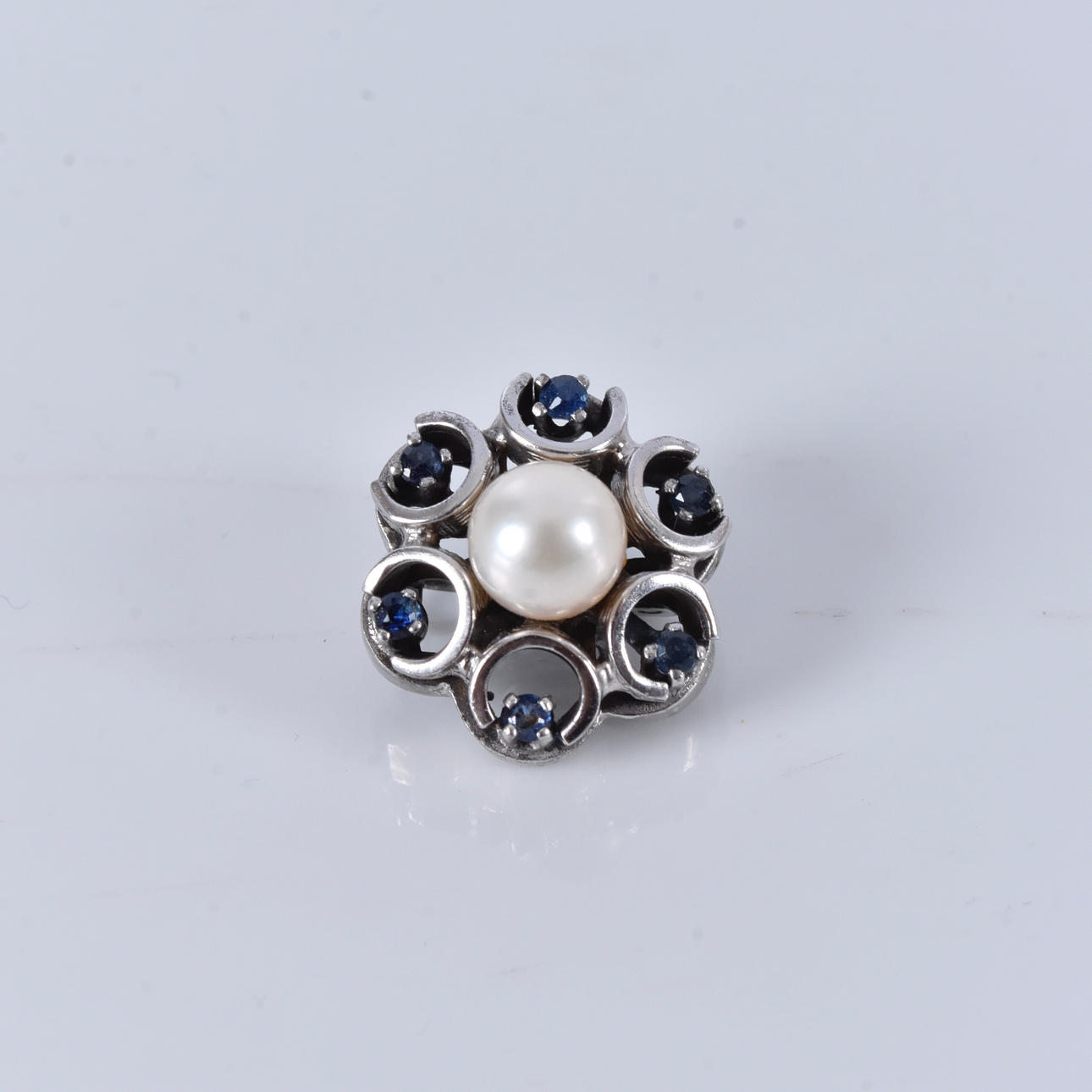 BROSCH, med blå stenar och pärla, silver.