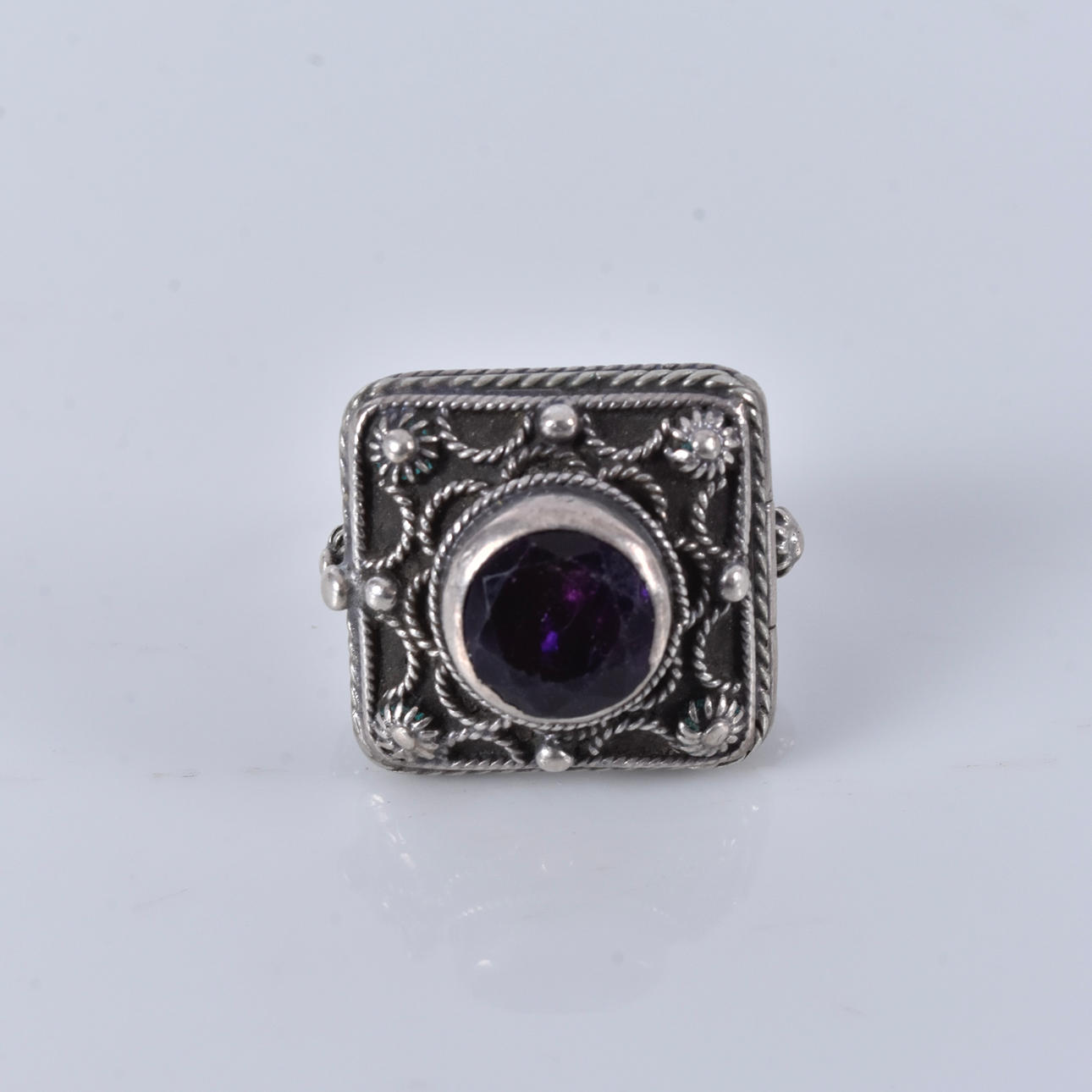 RING, with photo hide, and purple stone, silver.