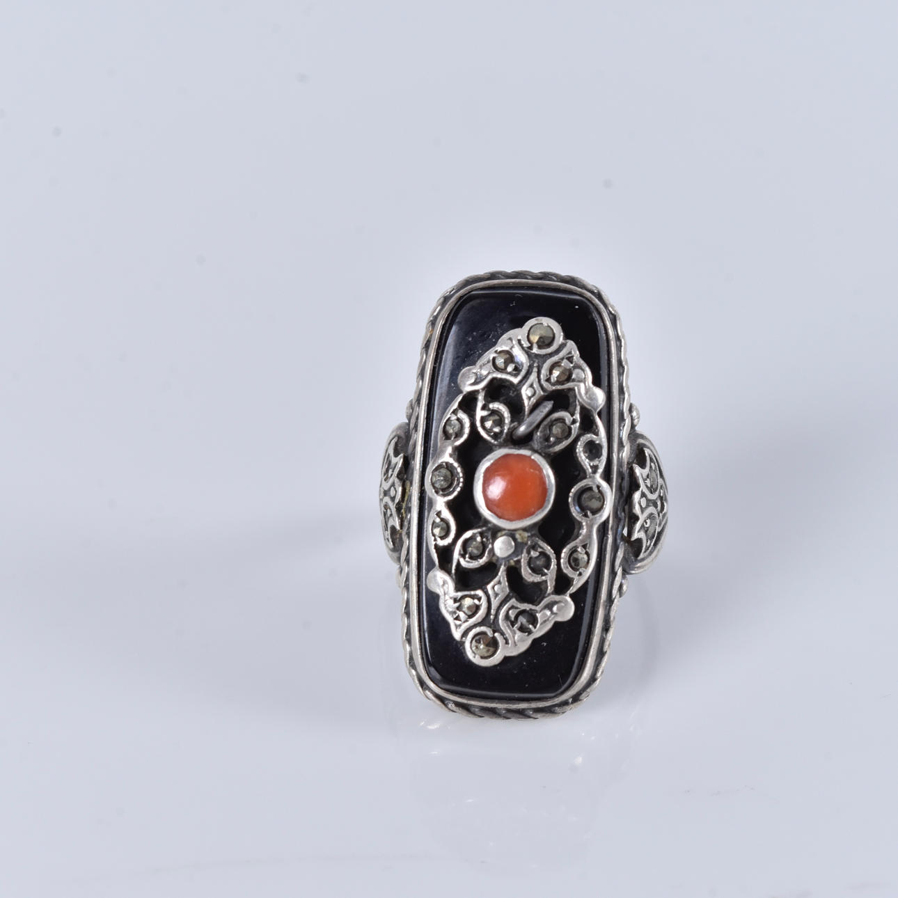RING, with onyx, coral and marcasites, silver.