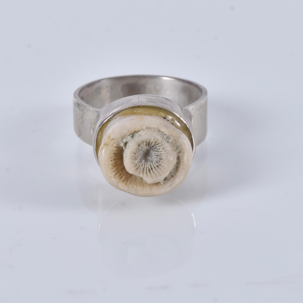 RING, med ros i vit sten, Silversmedjan Klippan 1971, silver.