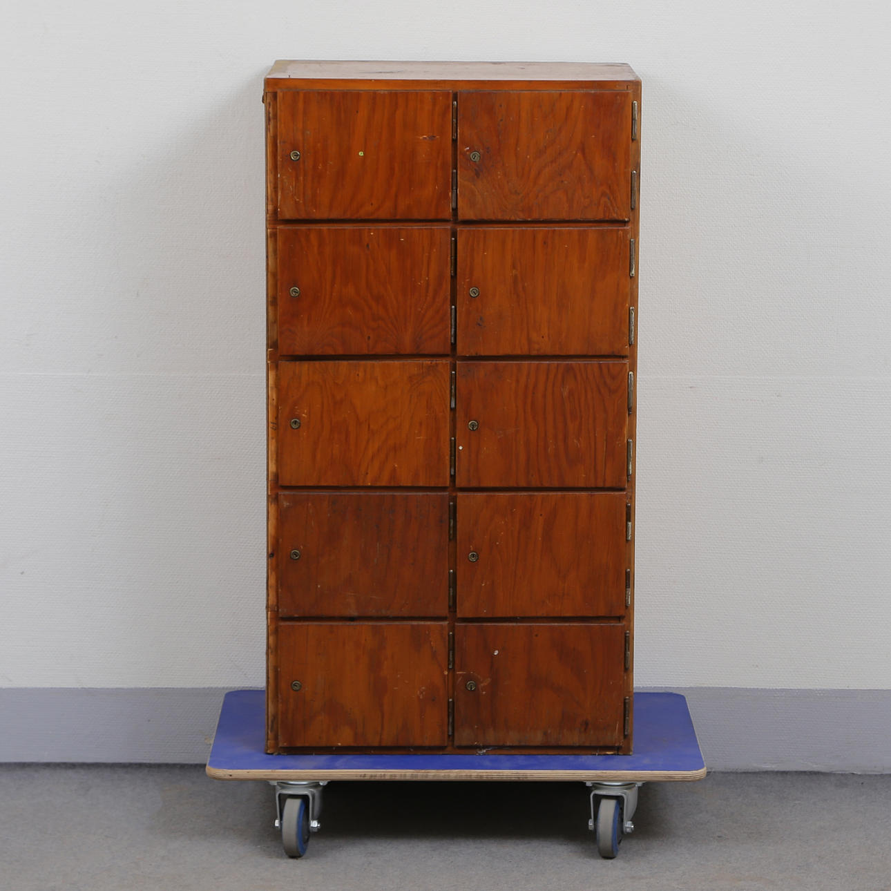 POSTSKÅP/FÖRVARINGSSKÅP, TRÄ, 1900-TALETS MITT.