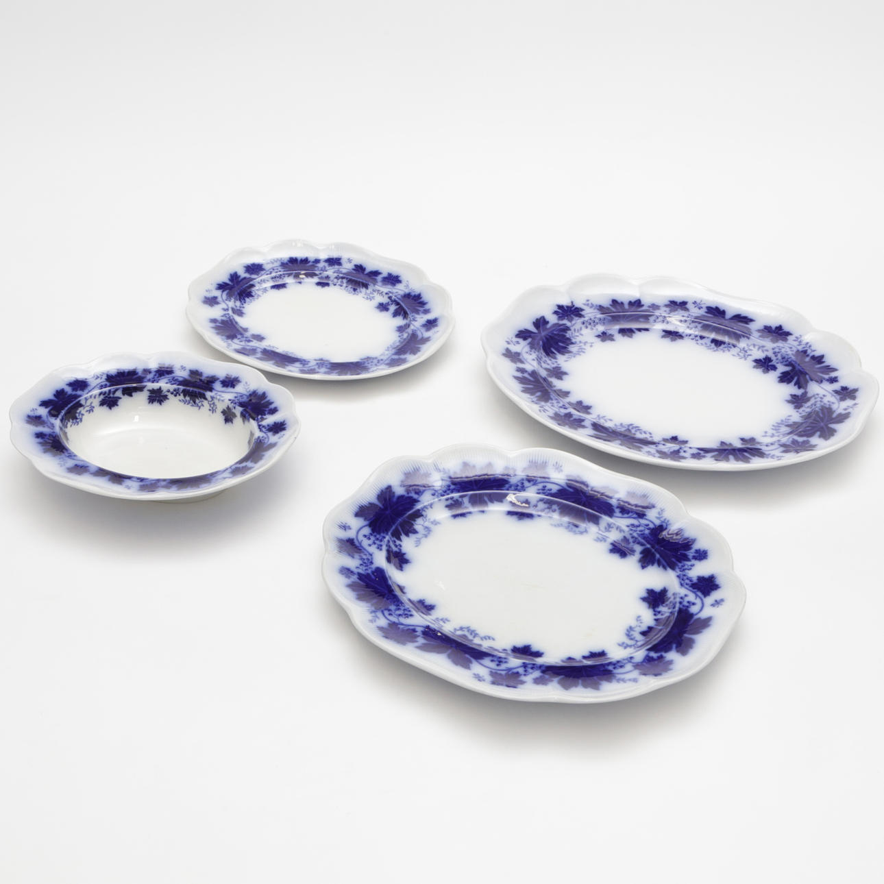 ARTHUR PERCY. Ein Set mit 4 Serviertellern, Gefle, Vine.