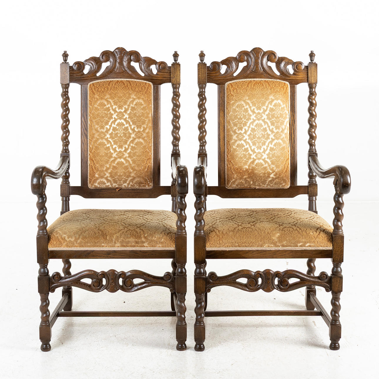 Sillones, un par, de estilo barroco.