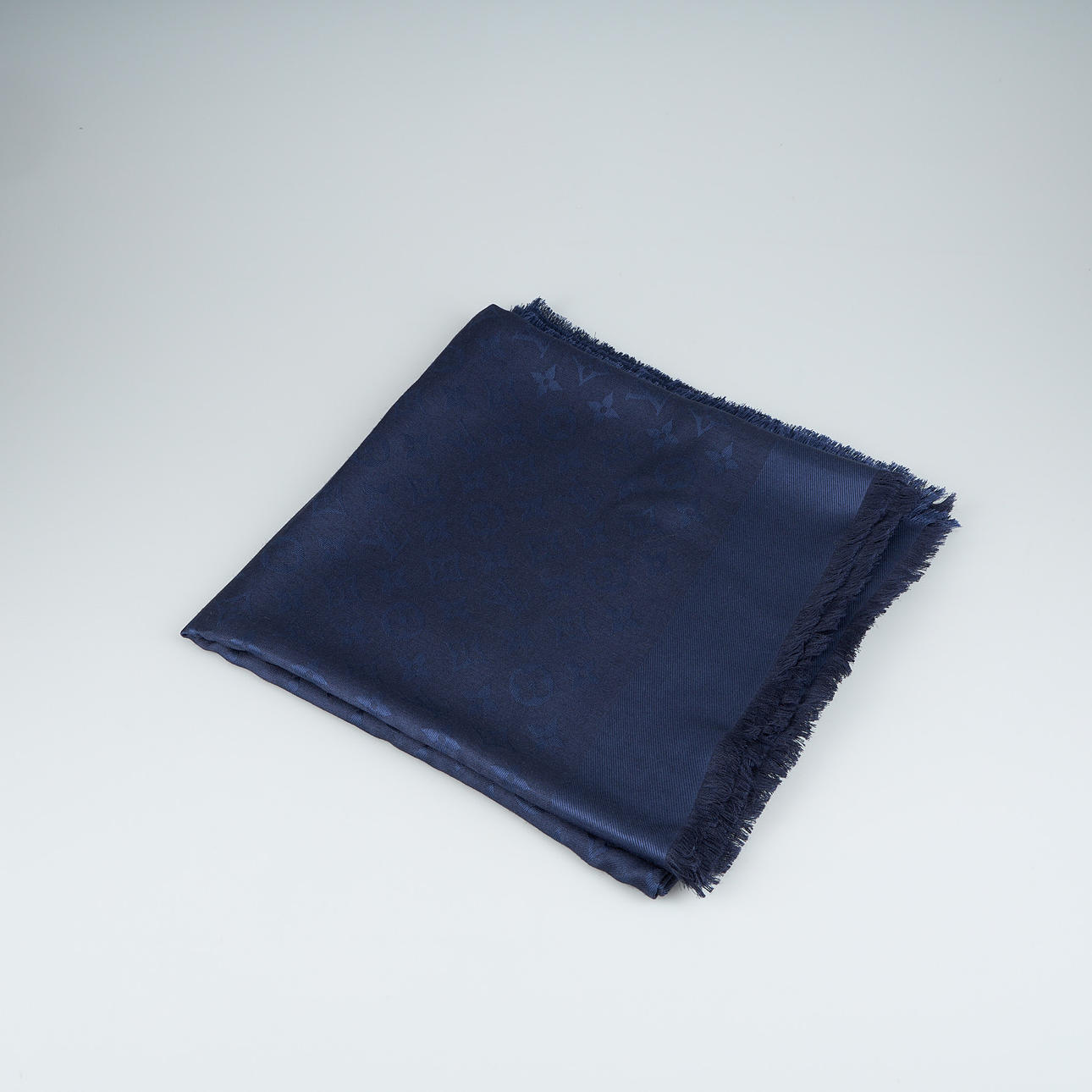 LOUIS VUITTON, chal, estampado de monogramas, aproximadamente 140 x 140 cm.