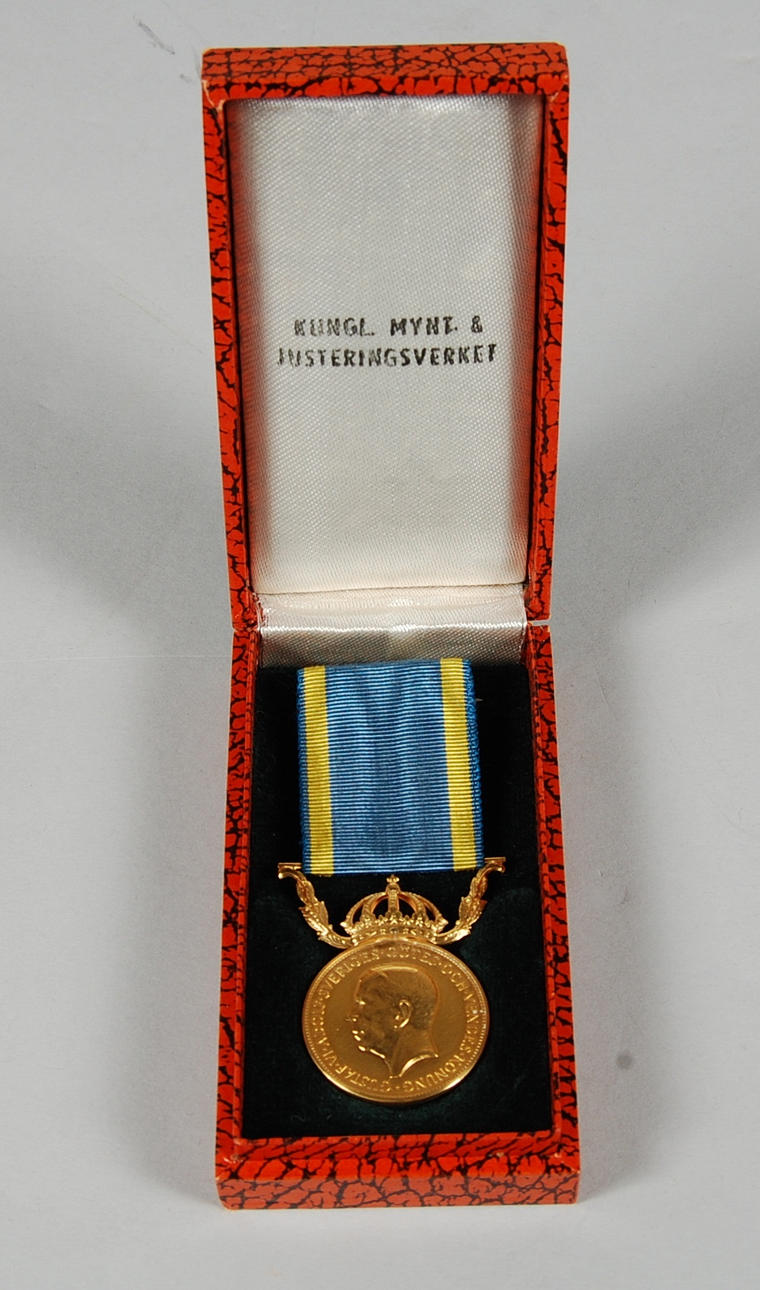 GULDMEDALJ, 23, karat, 18 karat, Vikt 11 gram.