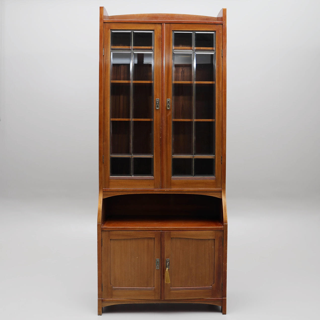 Ein Bücherregal aus facettiertem Eichenholz im Jugendstil, erste Hälfte des 20. Jahrhunderts.