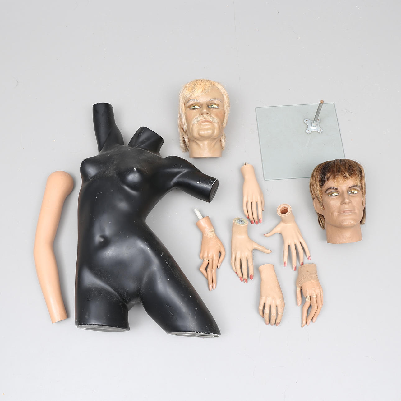 TORSO samt RESERVDELAR till skyltdockor.