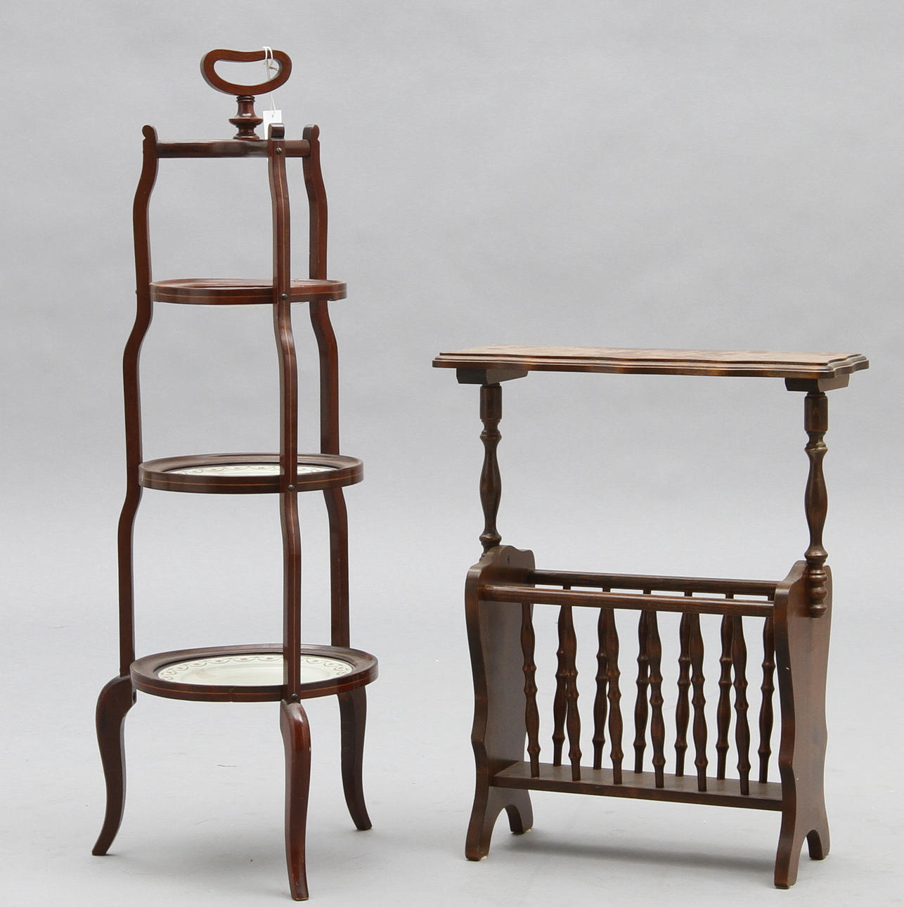 CAKESTAND OCH TIDNINGSSTÄLL., mahogny samt brunbetsat.