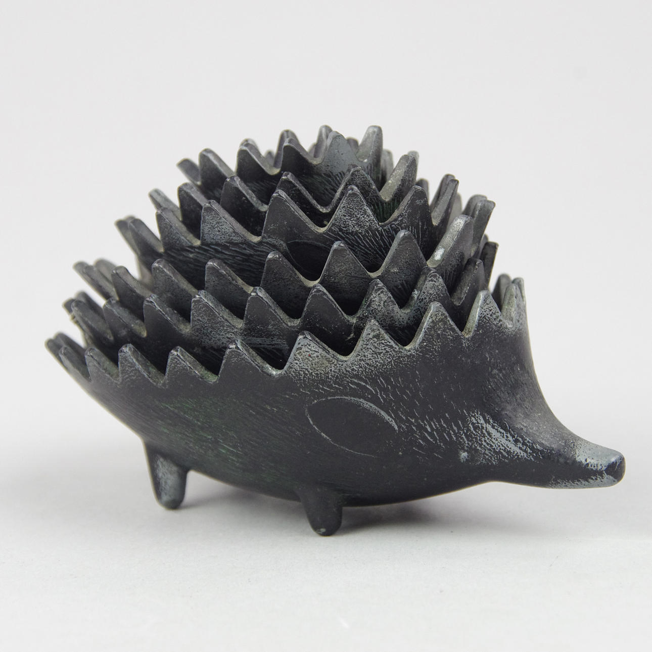 ASKFAT i form av igelkott, 6 delar, smide.