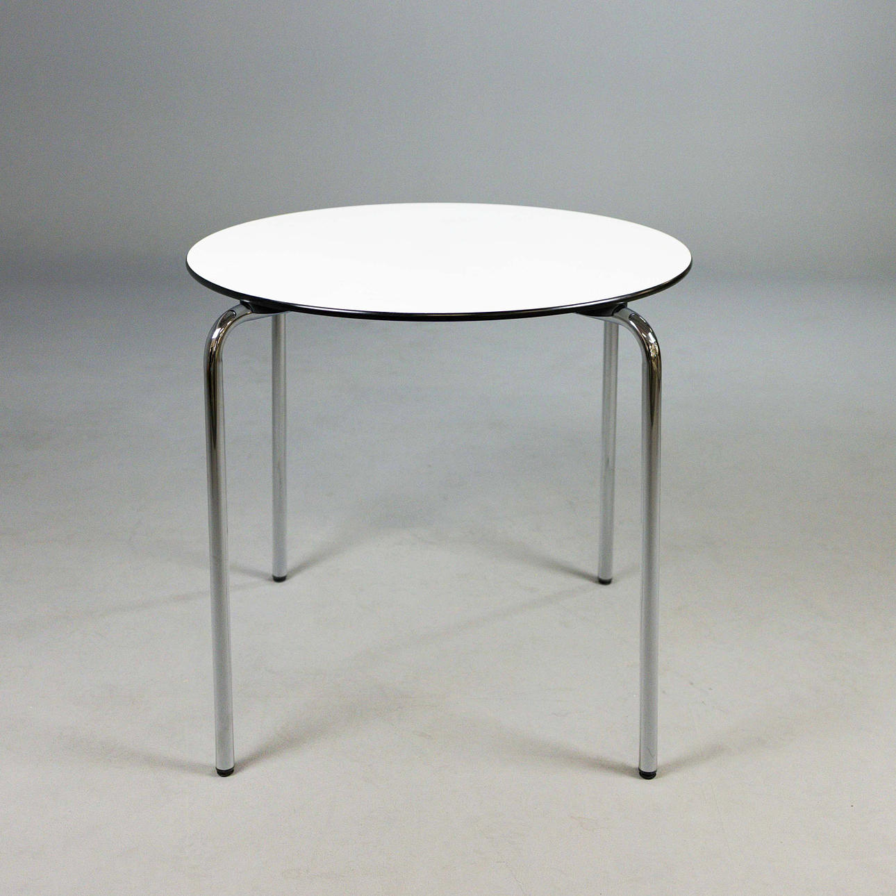 MESA DE COMEDOR VITRA.