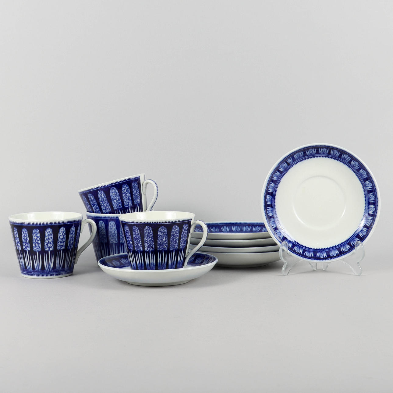 ARTHUR PERCY. Tea cups, Gefle Hyacinth.