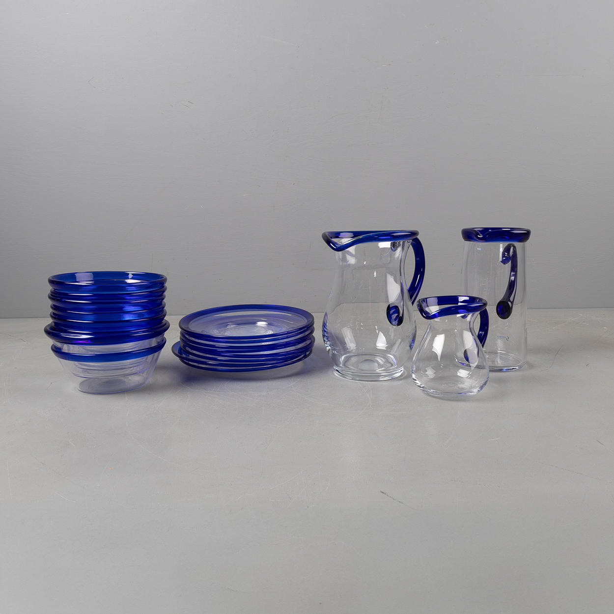 Ein 18-teiliges Gläserset „Blue Edge“ Bergdala.