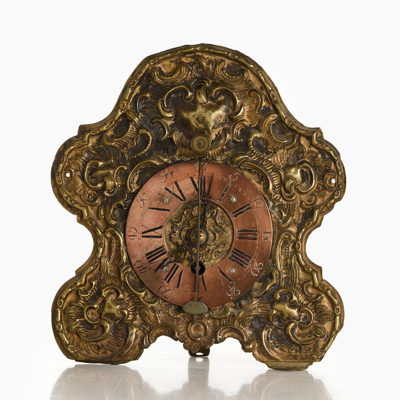 RELOJ DE MESA, de metal con relieve.