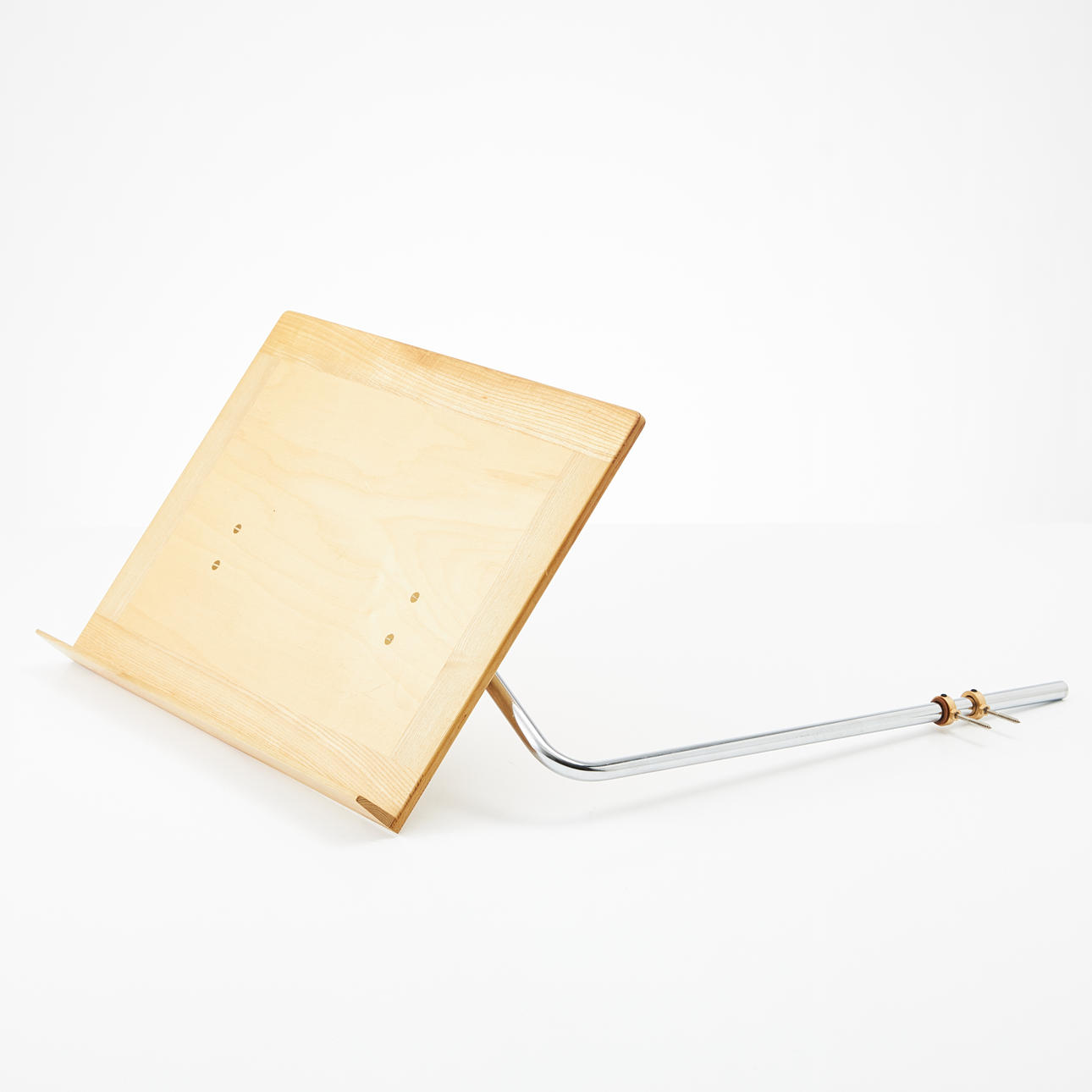 BRUNO MATHSSON. Ein Lesetisch für einen Sessel, Eiche und Birke, verchromtes Metallgestell, Firma Karl Mathsson Värnamo, 1972.