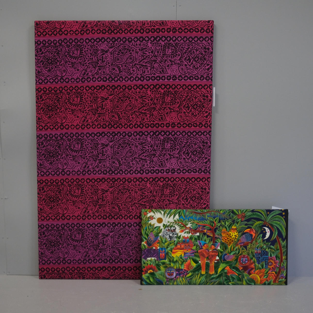 SPÆNDTE STOFFER, TO STYKKER, MARIMEKKO OG LAURBÆRBURCH.