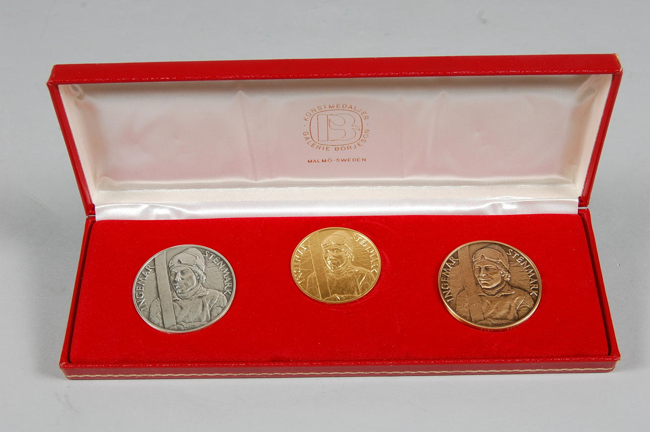 MEDALJER, 3 delar, 18 karat guld, vikt 35 gram, silver, brons, Julen 1978.