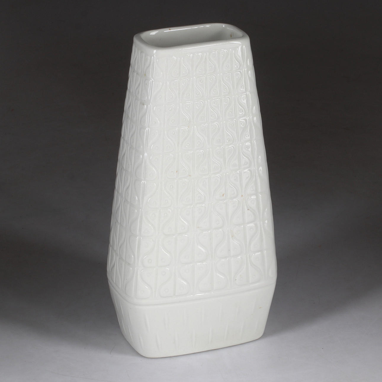 GUNNAR NYLUND. MALJAKKO, posliini, ”Domino”, Rörstrand.