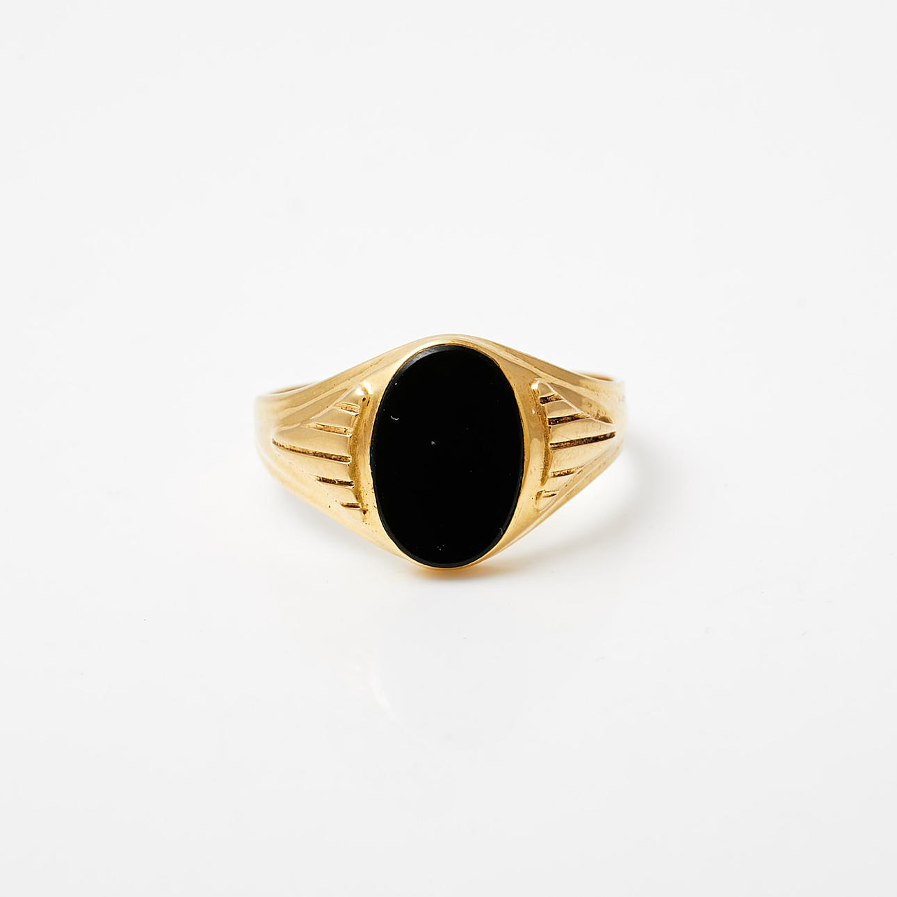 RING, so called heel ring, 18k gold with plane-cut onyx.