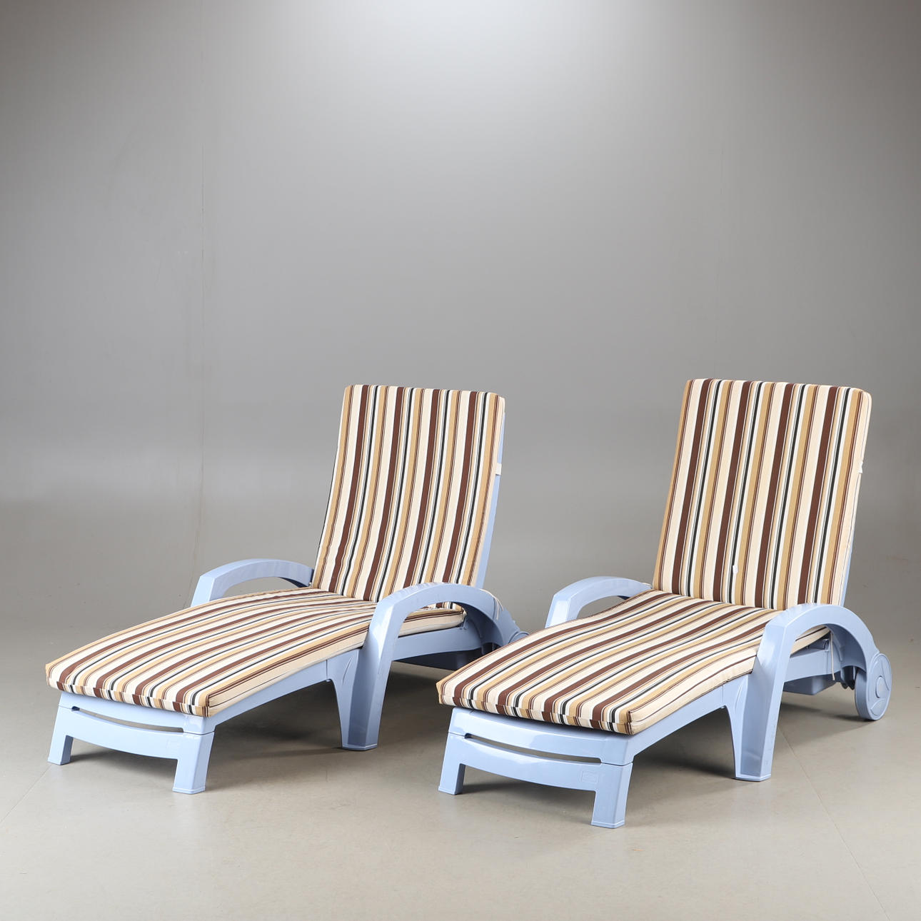 Un par de hamacas, de plástico, de IKEA.