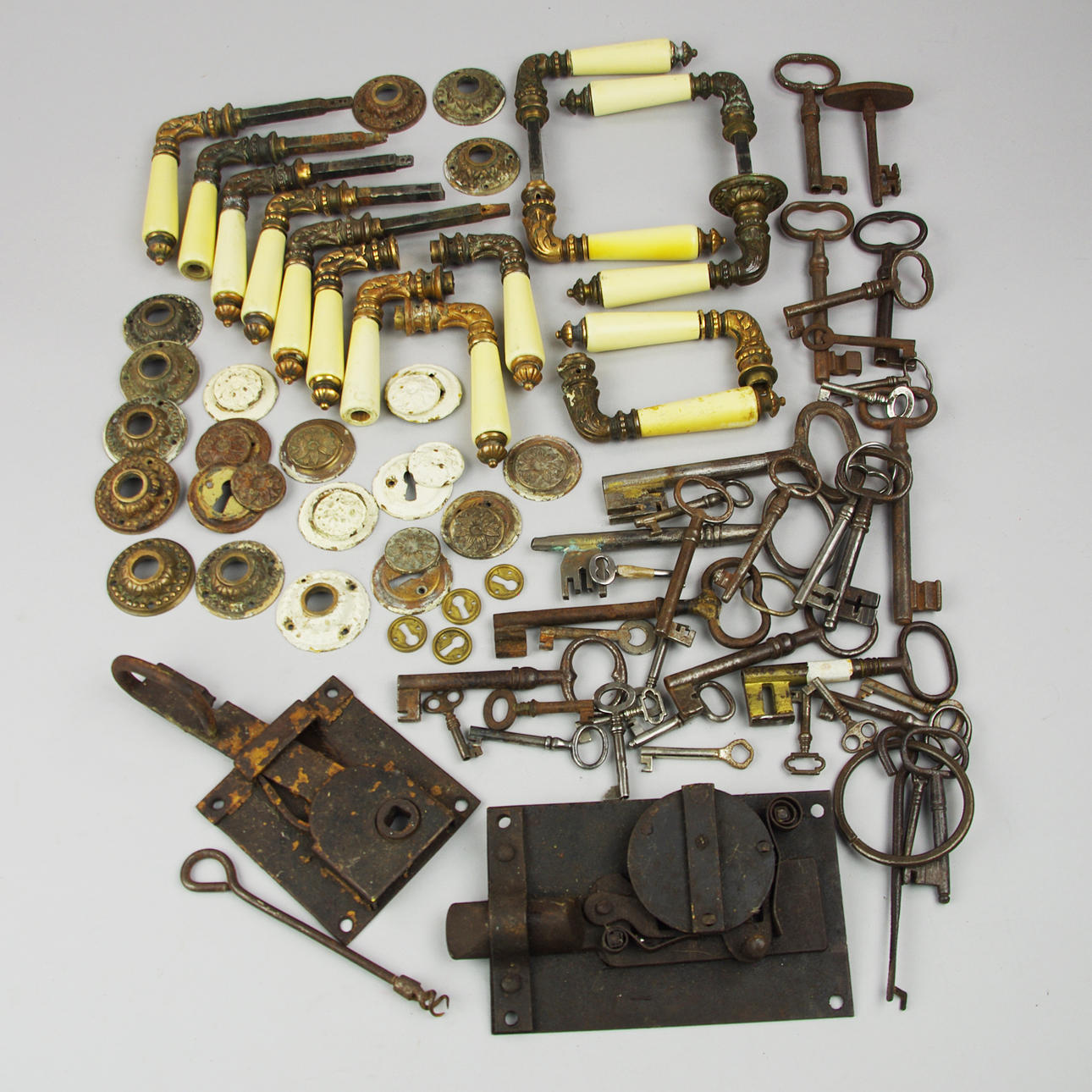 DÖRRHANDTAG, NYCKLAR, LÅS M.M.