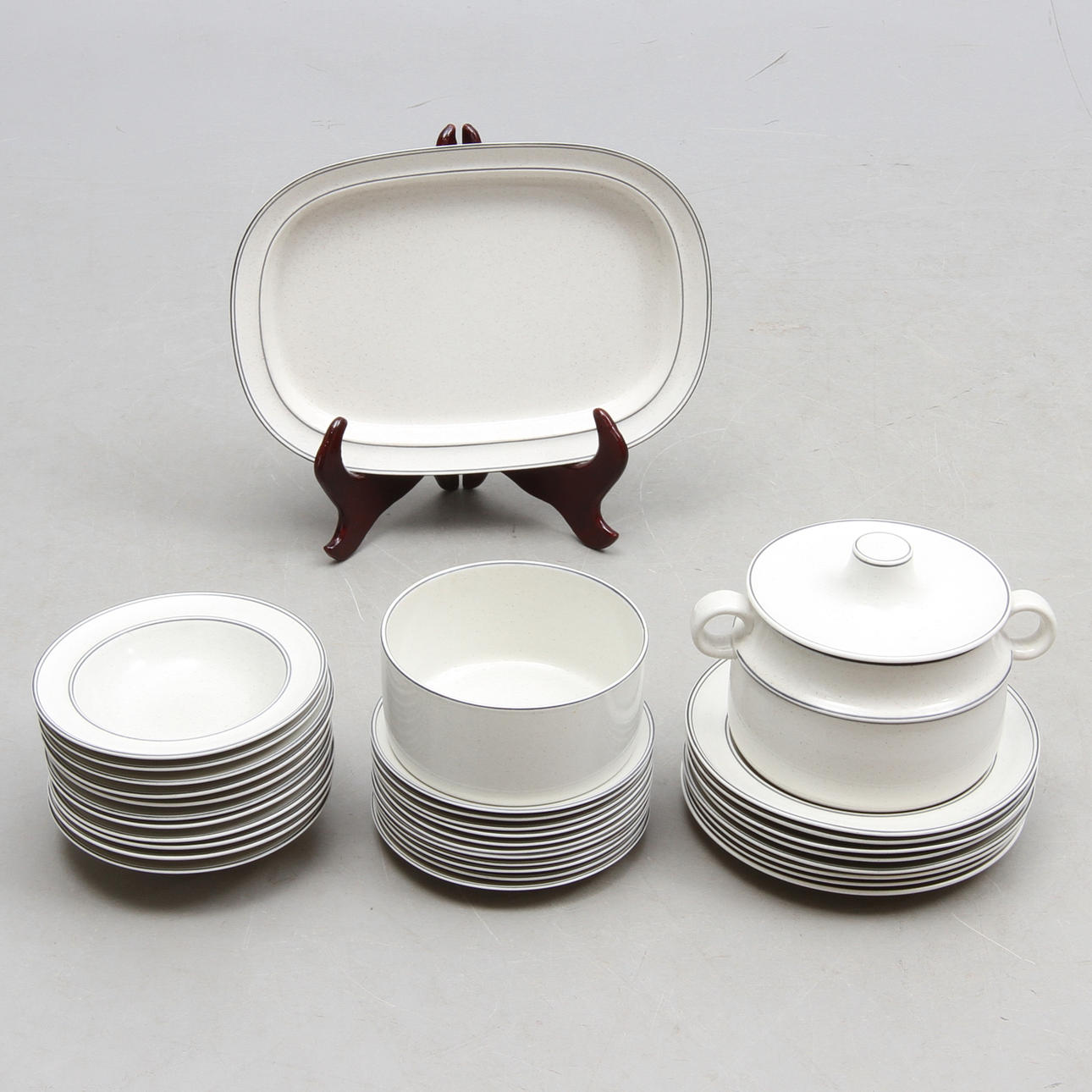 SERVISDELAR, 33 delar, stengods, "Birka", Stig Lindberg, Gustavsberg.