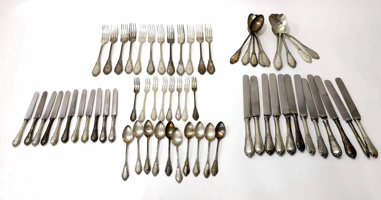 CUBERTERÍA DE PLATA DE 12 SERVICIOS.